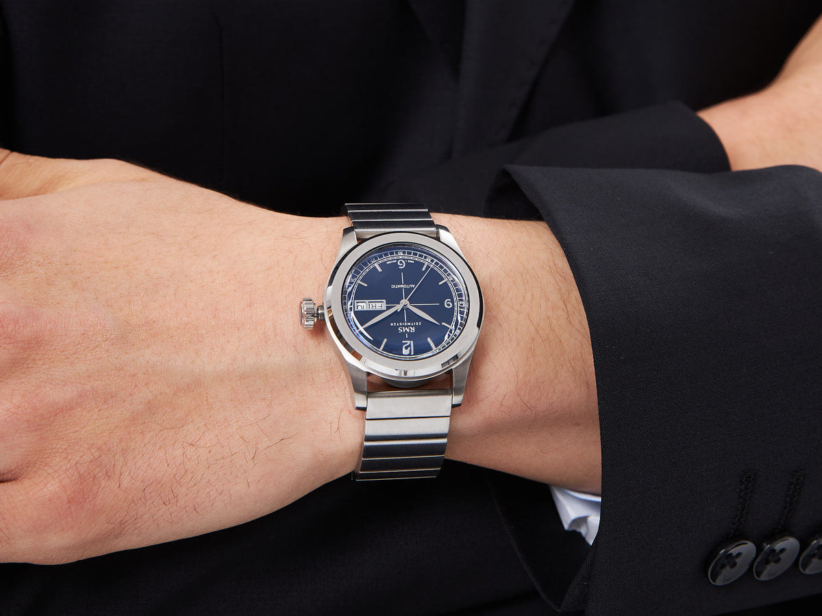 RMS Zeitmeister AG1582.03 automatic watch with a blue dial in a 39 mm case on a steel bracelet, worn on the wrist