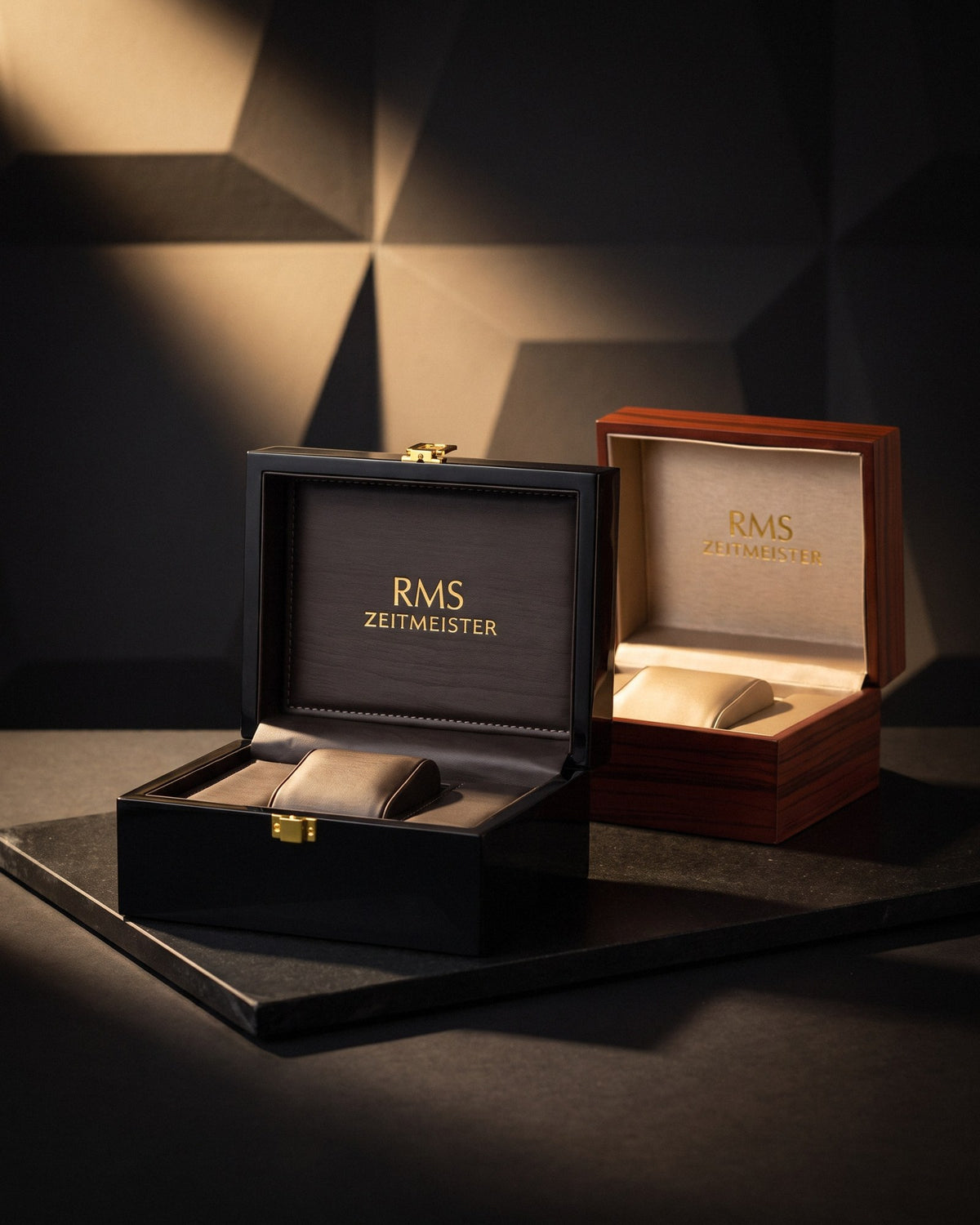 The two RMS Zeitmeister presentation cases, in high-gloss black and in a wood finish